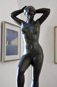 France, Var (83), Saint-Tropez, le musée d'Annonciade, sculpture Venus debout se coiffant (1930) de Aristide Maillol