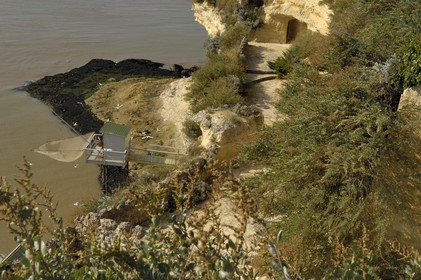 France, Charente-Maritime (17), Meschers-sur-Gironde, carrelets des grottes du Regulus