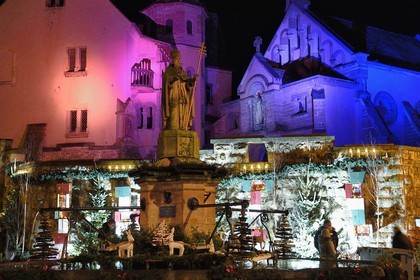 France, Haut-Rhin (68), Eguisheim, labellisé Les Plus Beaux Villages de France, la fontaine Saint-Léon sur la place du Chateau, illuminations et décorations de Noël
