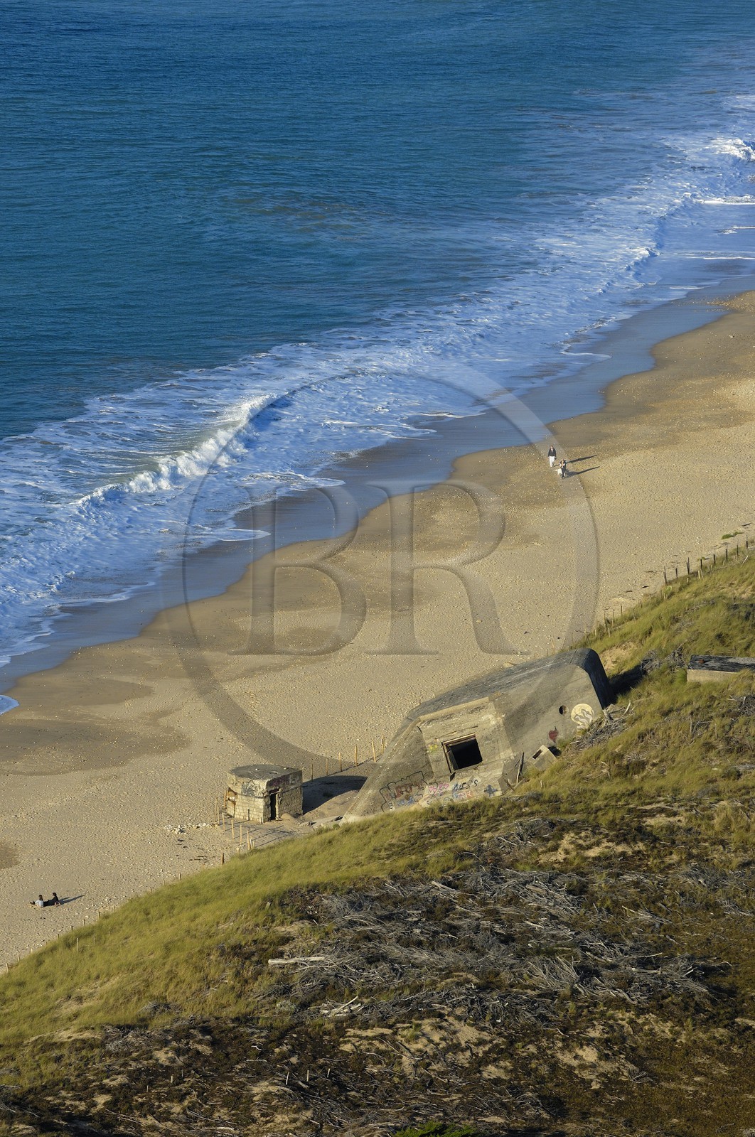 France, Charente-Maritime (17), Ile de Ré, casemate sur la plage au phare des Baleines (vue aérienne)