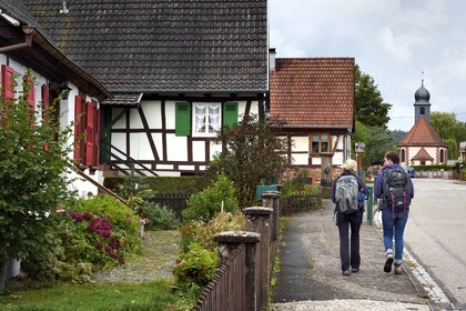 France, Bas-Rhin (67), Parc naturel régional des Vosges du Nord, Obersteinbach, maison traditionnelle à pans de bois dans la rue principale