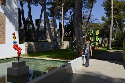 France, Alpes-Maritimes (06), Saint Paul de Vence, Fondation Maeght, musée d'art contemporain, sculpture Jeune fille s'évadant, Bronze peint (1968) de Joan Miro
