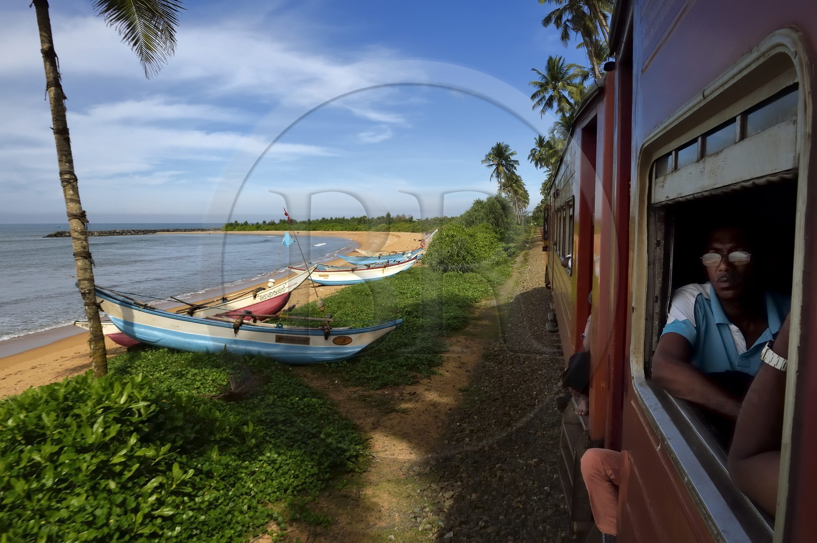 Sri Lanka, Province de l'Ouest, train de Colombo à Galle, bateaux de peche sur la plage en bordure de la voie ferrée