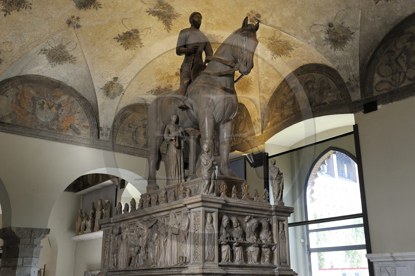 Italie, Lombardie, Milan, le Castello Sforzesco (château des Sforza), musée d'Art Ancien, le monument funéraire du duc Barnabé Visconti et de son épouse Béatrice della Scala sculpté en 1363 par Bonino da Campione