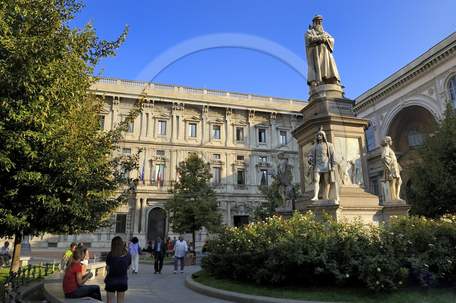 Italie, Lombardie, Milan, Piazza della Scala, avec au centre la statue dédiée à Léonard de Vinci et l'entrée de la galerie Vittorio Emanuele II en arrière-plan