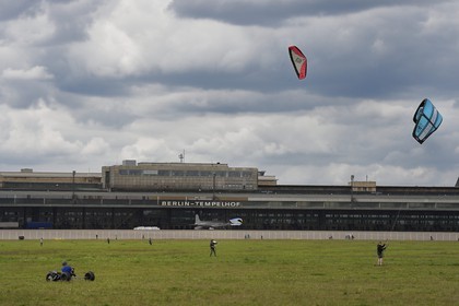Allemagne, Berlin, ancien aéroport international de Berlin-Tempelhof reconverti en immense parc, un lieu de rencontre pour les kite surfeurs, kite boarders et Country Buggy kiter