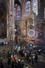 France, Bas-Rhin (67), Strasbourg, vieille ville classée au Patrimoine Mondial de l'UNESCO, la cathédrale Notre-Dame, bras sud du transept, le pilier des Anges construit vers 1230 et l'horloge astronomique