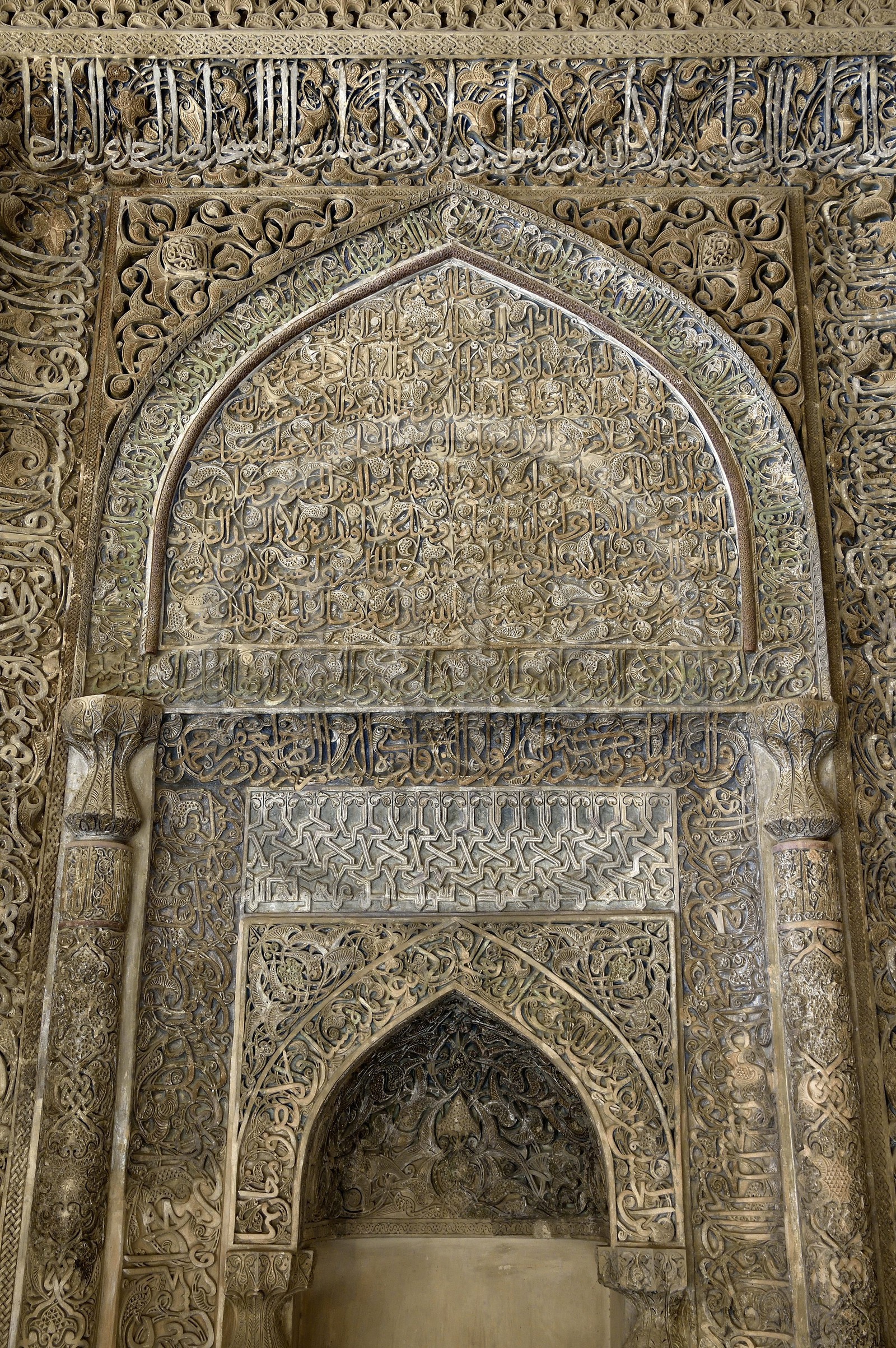 Iran, Isfahan Province, Isfahan, Jame Mosque, shabestan, Uljaitu Sultan hall, the stucco mihrab where Koranic inscriptions are mixed with floral motives