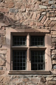 France, Bas-Rhin (67), le château du Haut-Koenigsbourg, façade extérieur du Grand Bastion, fenêtre