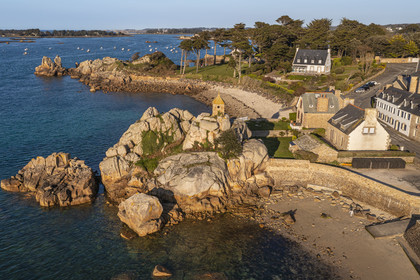 France, Côtes-d'Armor (22), Côte d'Ajoncs, Penvénan, Port Blanc sur le chemin de Grande Randonnée GR 34, le Rocher de la Sentinelle surmonté d'un oratoire (vue aérienne)