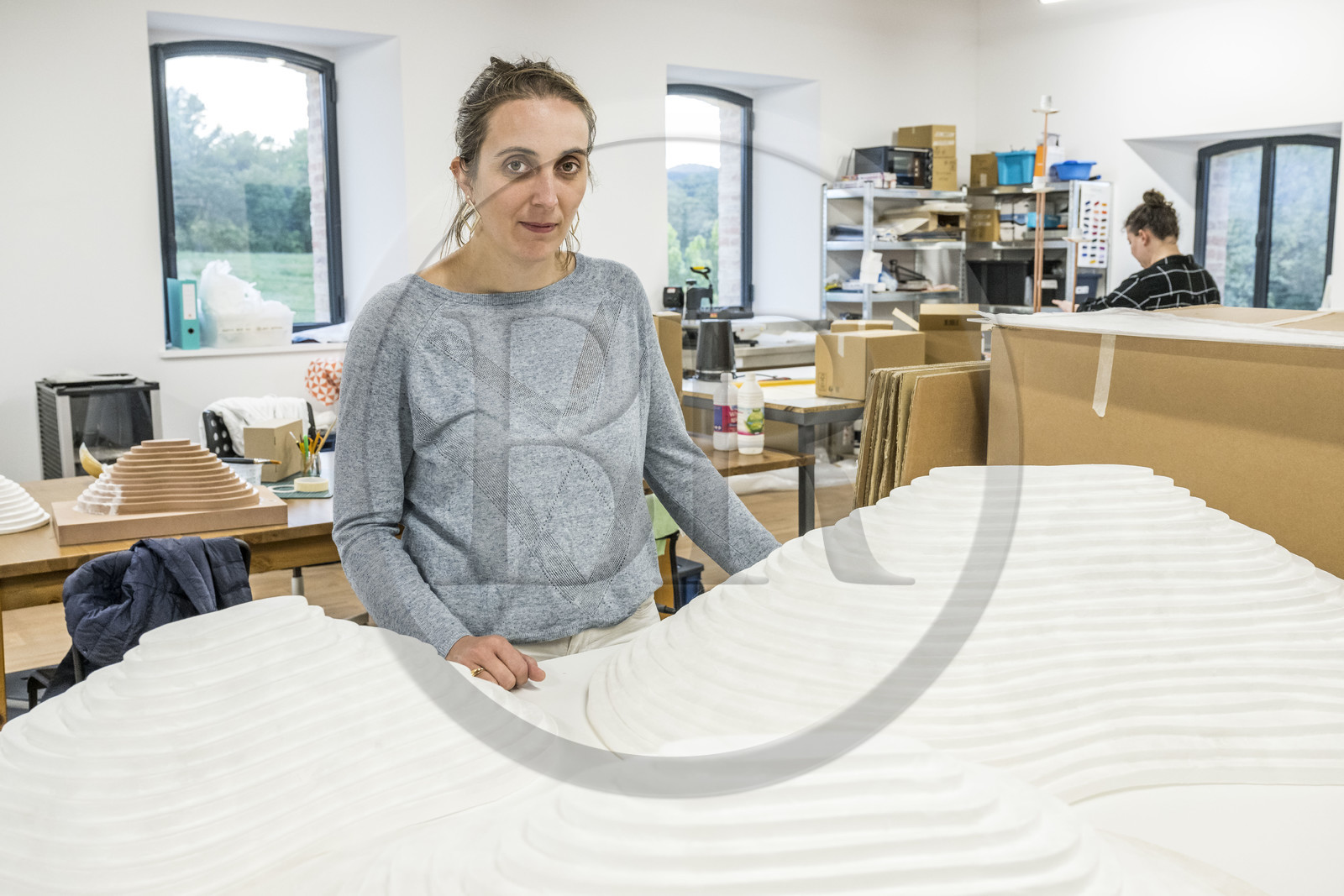 France, Gard (30), Bagard, l'Atelier Sericyne, production de soie d'exception et intissée pour la réalisation d'objets de décoration et d'art de vivre en soie, la fondatrice Clara Hardy