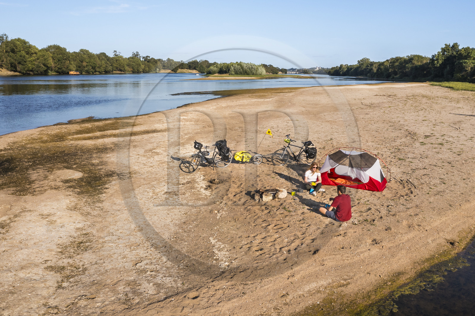 France, Maine-et-Loire (49), vallée de la Loire classée au Patrimoine Mondial par l'UNESCO, randonnée à bicyclette le long des berges de la Loire, campement pour la nuit sur un des bancs de sable formant des îles sur la Loire (vue aérienne)