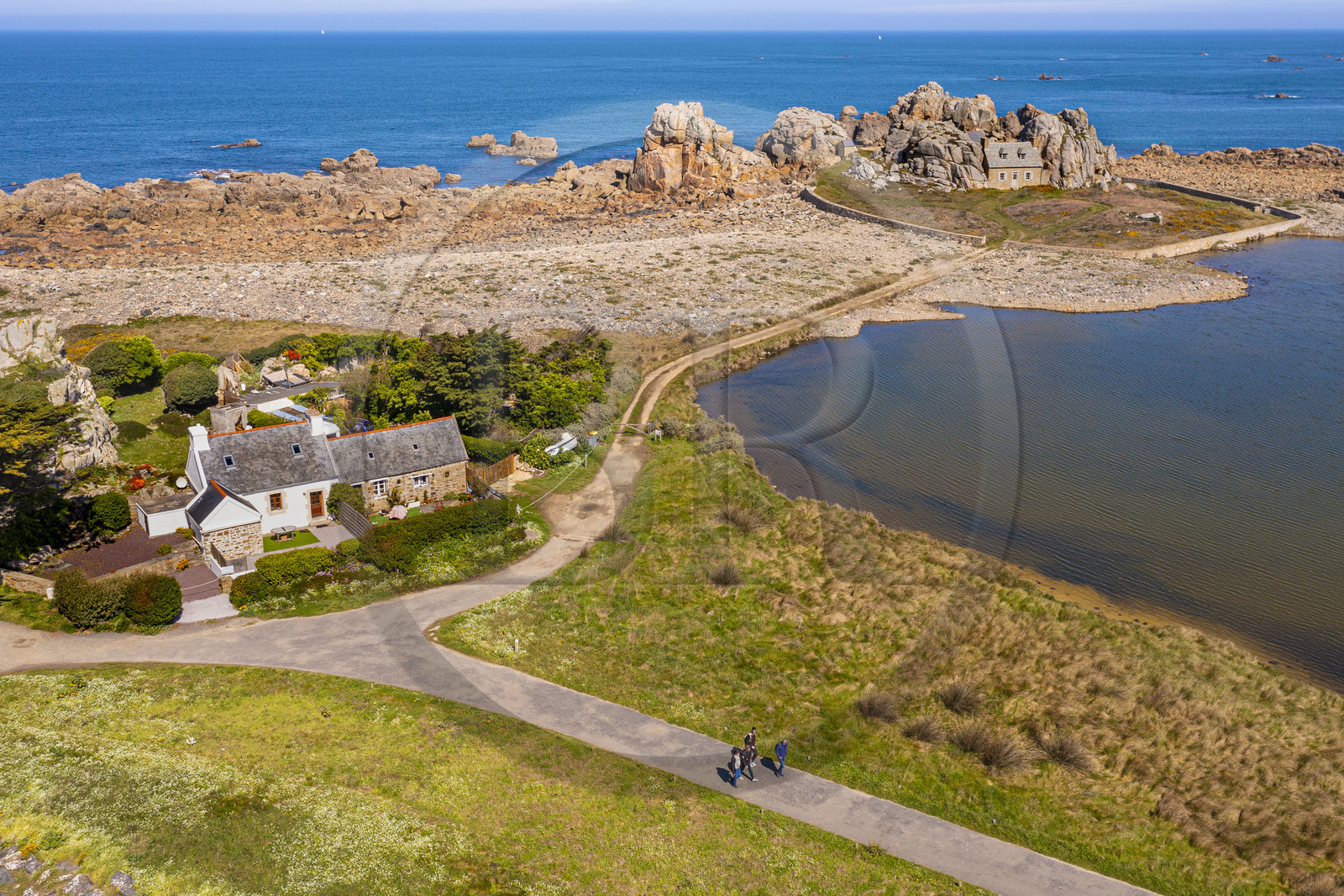 France, Côtes-d'Armor (22), Côte d'Ajoncs, Plougrescant, site du gouffre de Plougrescant sur le chemin de Grande Randonnée GR 34, la petite maison de Castel Meur en arrière plan, toute représentation à usage commerciale de cette maison est interdite (vue aérienne)