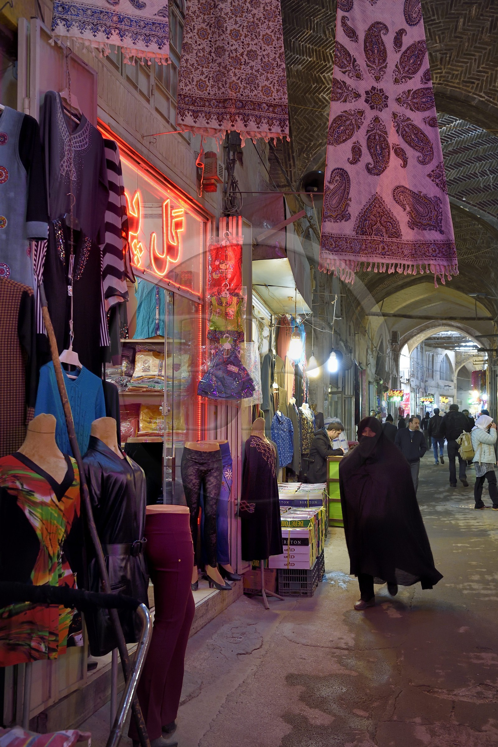 Iran, province d'Ispahan, Ispahan, Bazar-e Bozorg (Grand Bazar), immense bazar couvert qui remonte à près de 1300 ans, magasin de vetements pour femmes