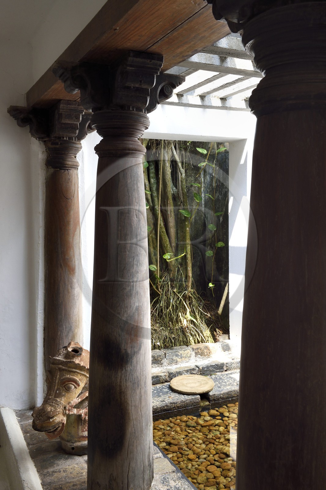 Sri Lanka, province de l'ouest, district de Colombo, Colombo, Lunuganga Estate, maison de l'architecte Geoffrey Bawa, petit patio intérieur