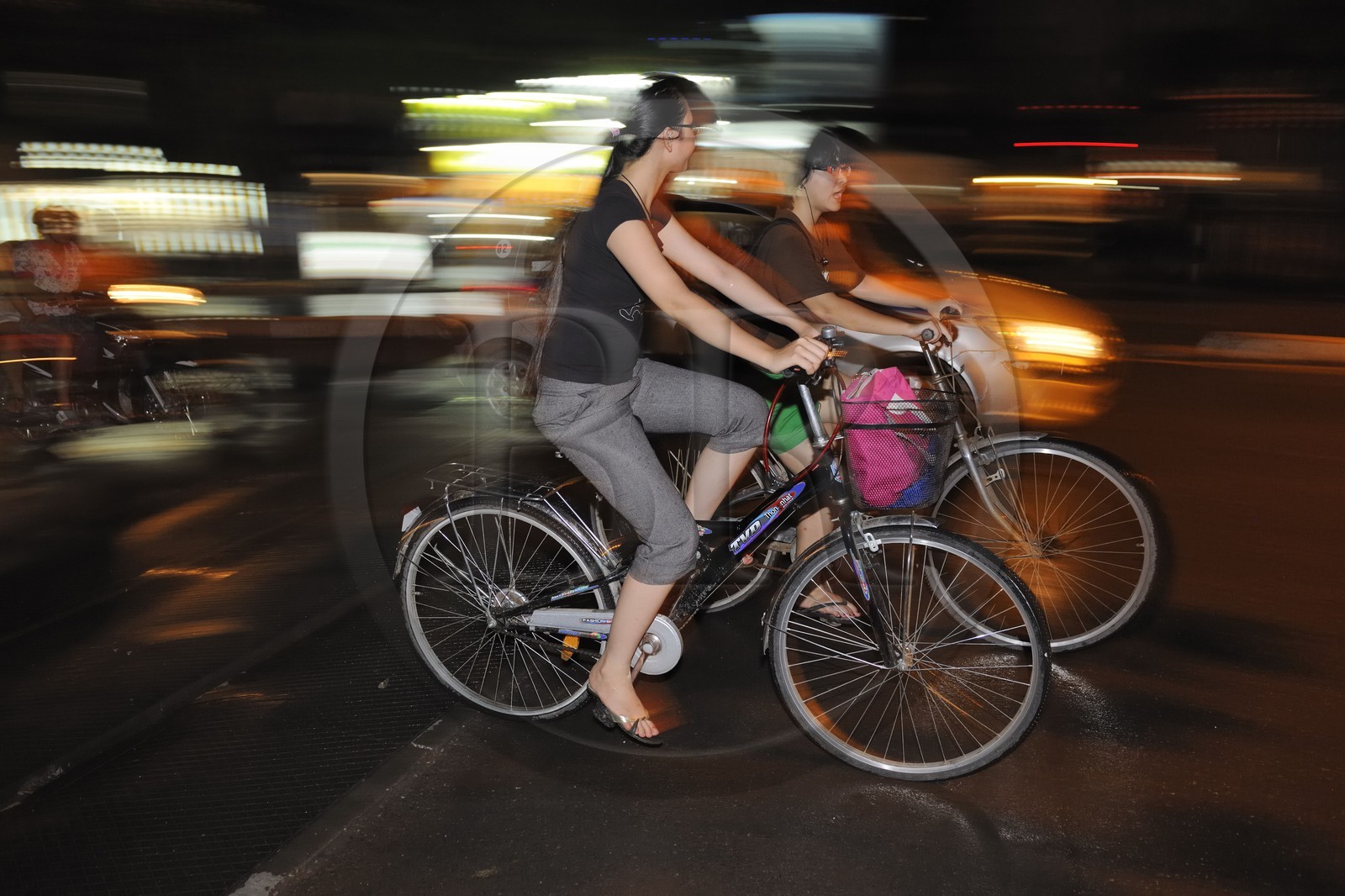 Vietnam, Hanoï, circulation à vélo dans la vieille ville