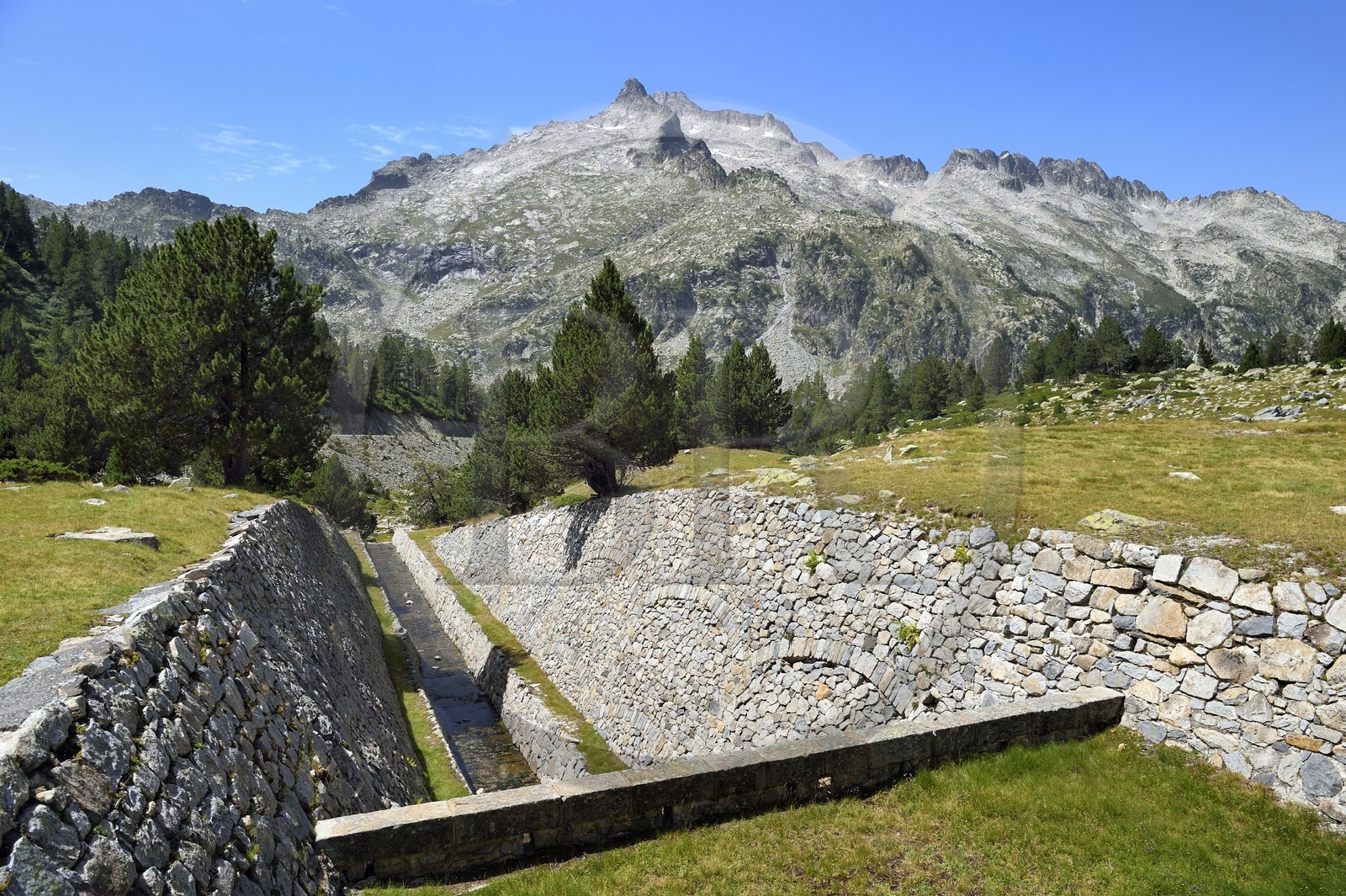 France, Hautes-Pyrénées (65), Saint-Lary-Soulan et Vielle-Aure, Réserve naturelle nationale du Néouvielle, randonnée des lacs du Neouvielle, canal reliant entre le lac d'Aubert et le lac d'Aumar