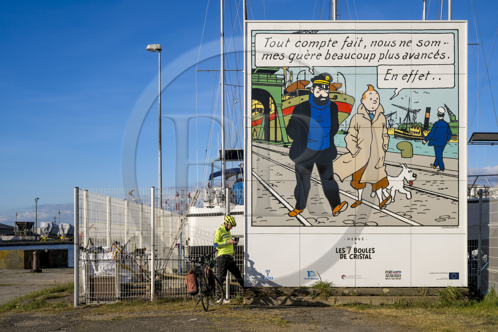 France, Loire-Atlantique (44), Saint-Nazaire, bassin à flot du chantier naval de Penhoët, une des six fresques sur panneaux de métal émaillé reproduisant des vignettes de l’album de bande dessinée sur les lieux mêmes où se déroulent les aventures de Tintin