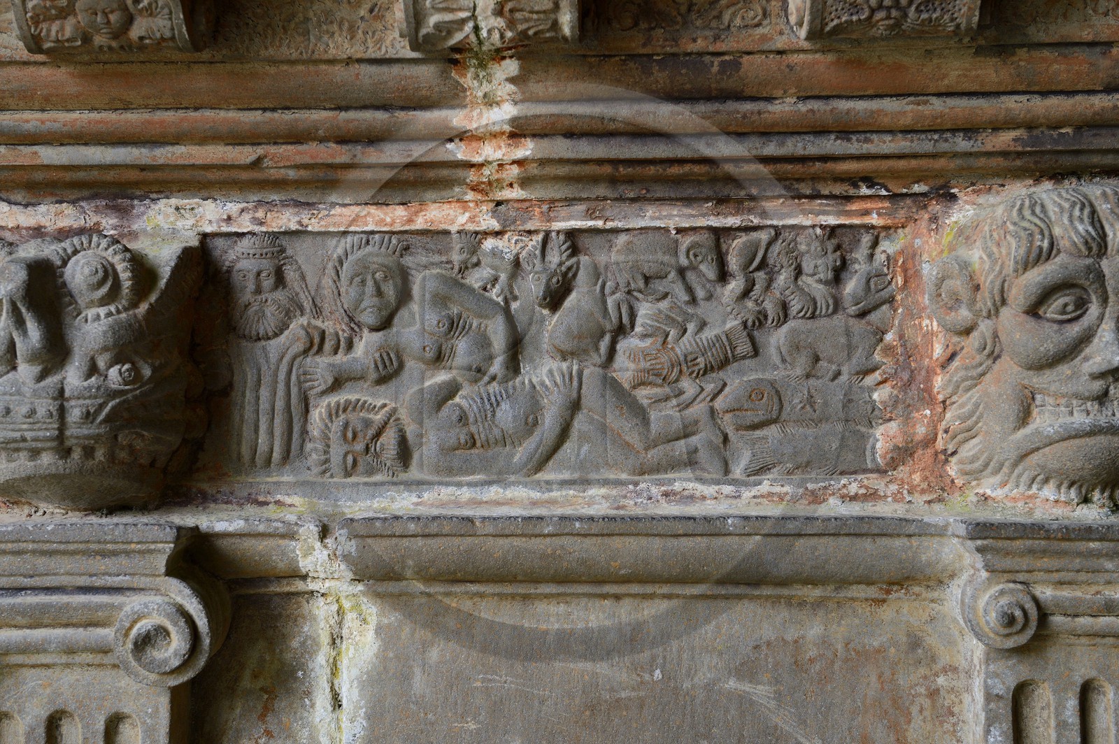 France, Finistère (29), Guimiliau, bas-reliefs sous le porche méridional de l'église dans l'enclos paroissial