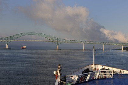 Canada, province de Québec, le pont sur le fleuve Saint-Laurent à Trois-Rivières depuis le bateau de croisière Princess Danaé