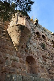 France, Bas-Rhin (67), Heiligenstein, chateau du Landsberg du XIIIème siècle, logis seigneurial et oriel qui abrite le chœur de la chapelle castrale