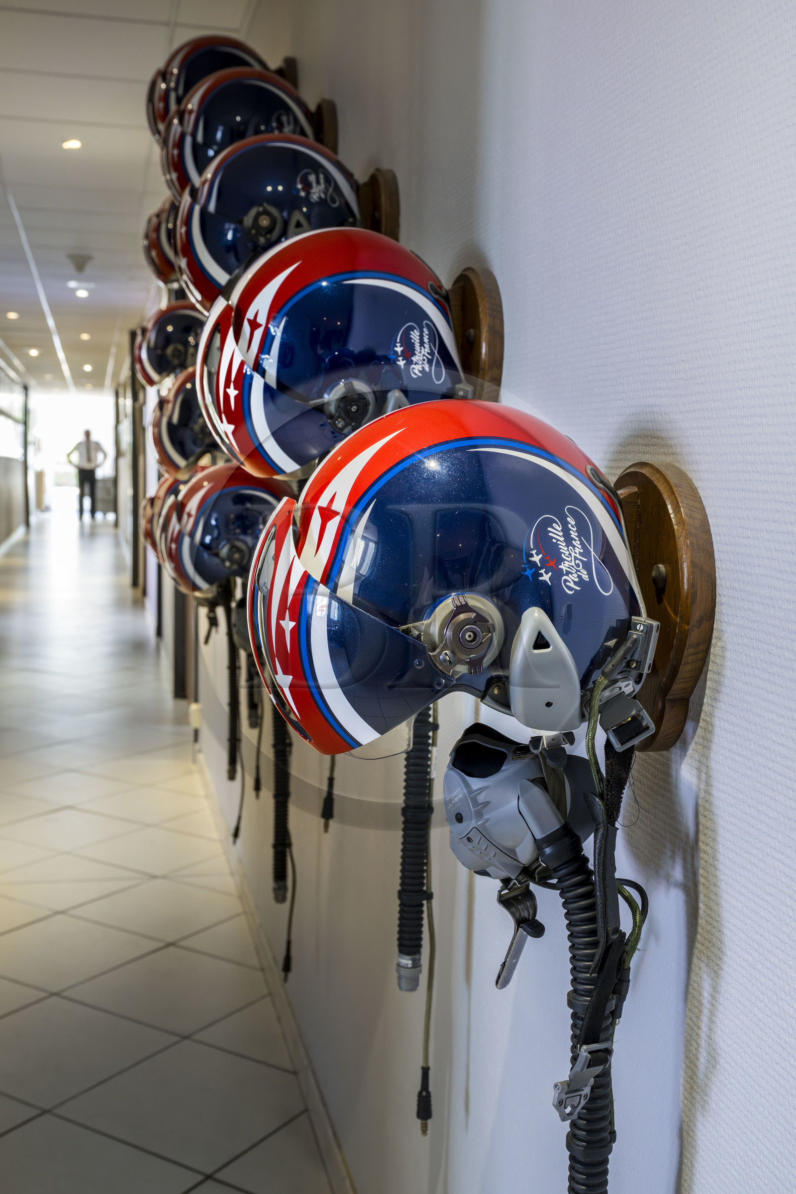 France, Bouches-du-Rhône (13), Salon-de-Provence, base aerienne 701, base de la Patrouille de France (PAF pour Patrouille acrobatique de France) de l'Armée de l'air et de l'espace française, les casques des pilotes dans le couloir des locaux de la Patrouille de France