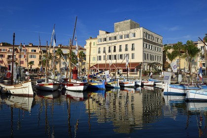 France, Var (83), Sanary-sur-Mer, barques traditionnelles de peche appelées pointus sur le port, l'Hotel de la Tour qui enroule la tour romane du XIIIème siècle en arrière plan