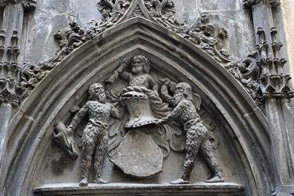 France, Puy-de-Dôme (63), Clermont-Ferrand, Hotel particulier Savaron rue des Chaussetiers, escalier dans la cour intérieure, écu du propriétaire Savaron