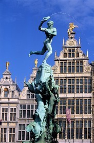 Belgique, Flandre, Anvers (Antwerpen), la Bradofontein devant la maison appelée La Vieille Arbalète sur Grote Markt (Grand Place)