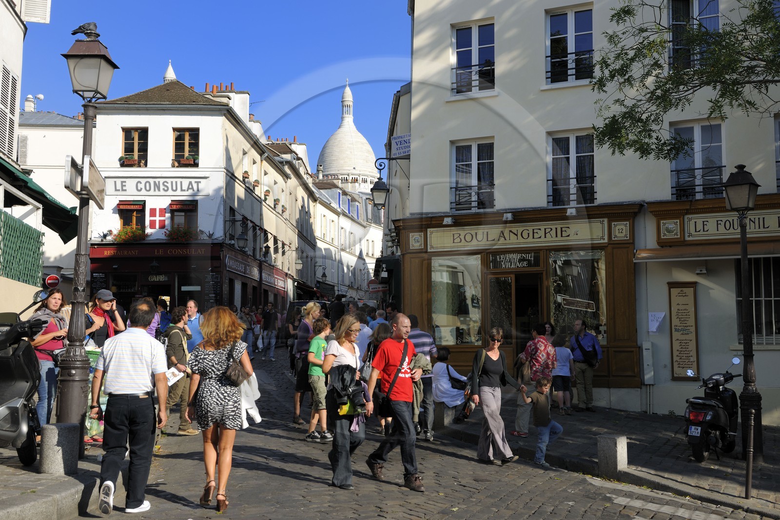 France, Paris (75), la Butte Montmartre, le café Le Consulat et le Sacré-Cœur