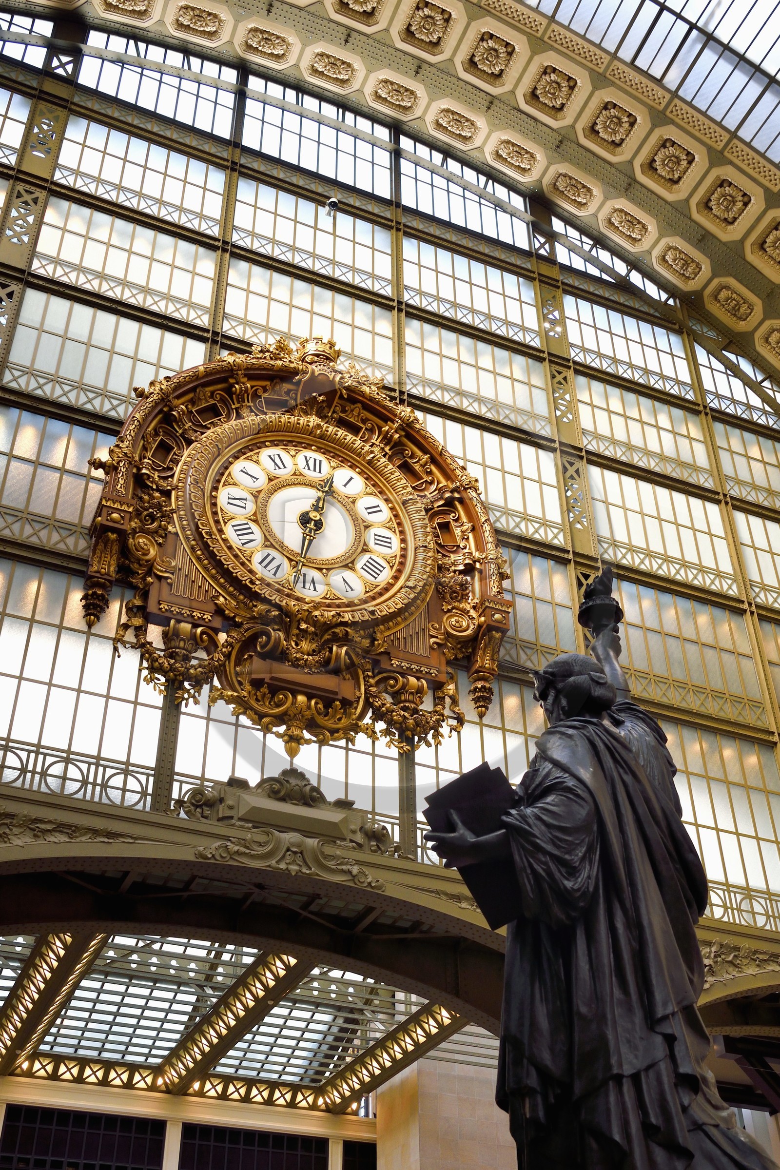 France, Paris (75), le musée d'Orsay, la Statue de la Liberté devant la grande horloge