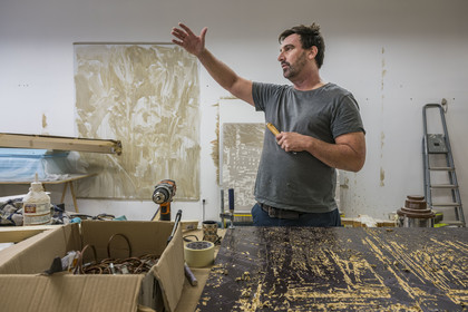France, Hérault (34), Sète, l'artiste plasticien Jean Denant dans son atelier