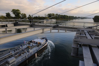 France, Bas-Rhin (67), Strasbourg, la Passerelle Mimram sur le Rhin