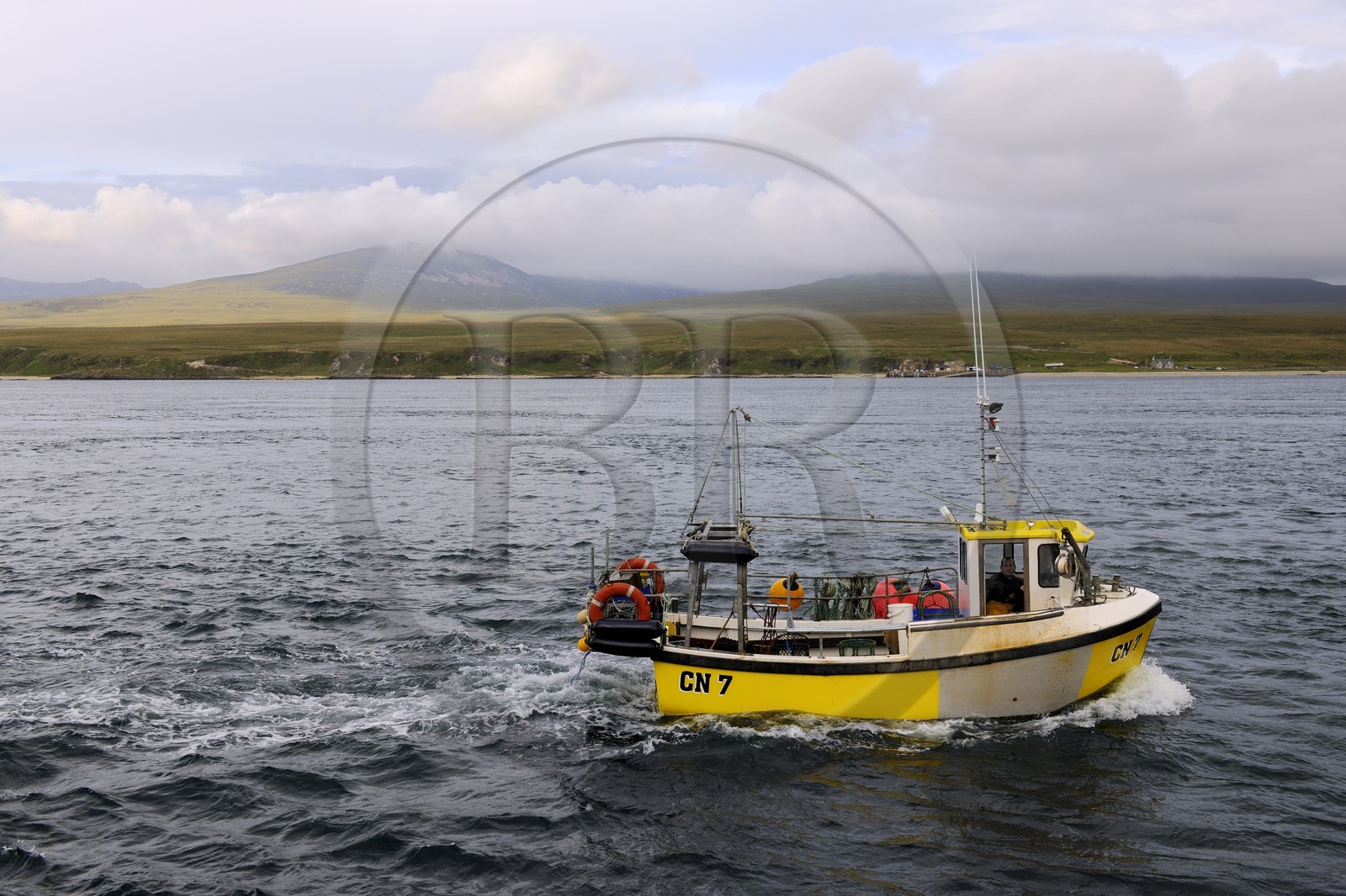 Royaume-Uni, Ecosse, Hébrides intérieures, Ile de Islay, bateau de pêche à Port Askaig et les montagnes de l'île de Jura en arrière plan