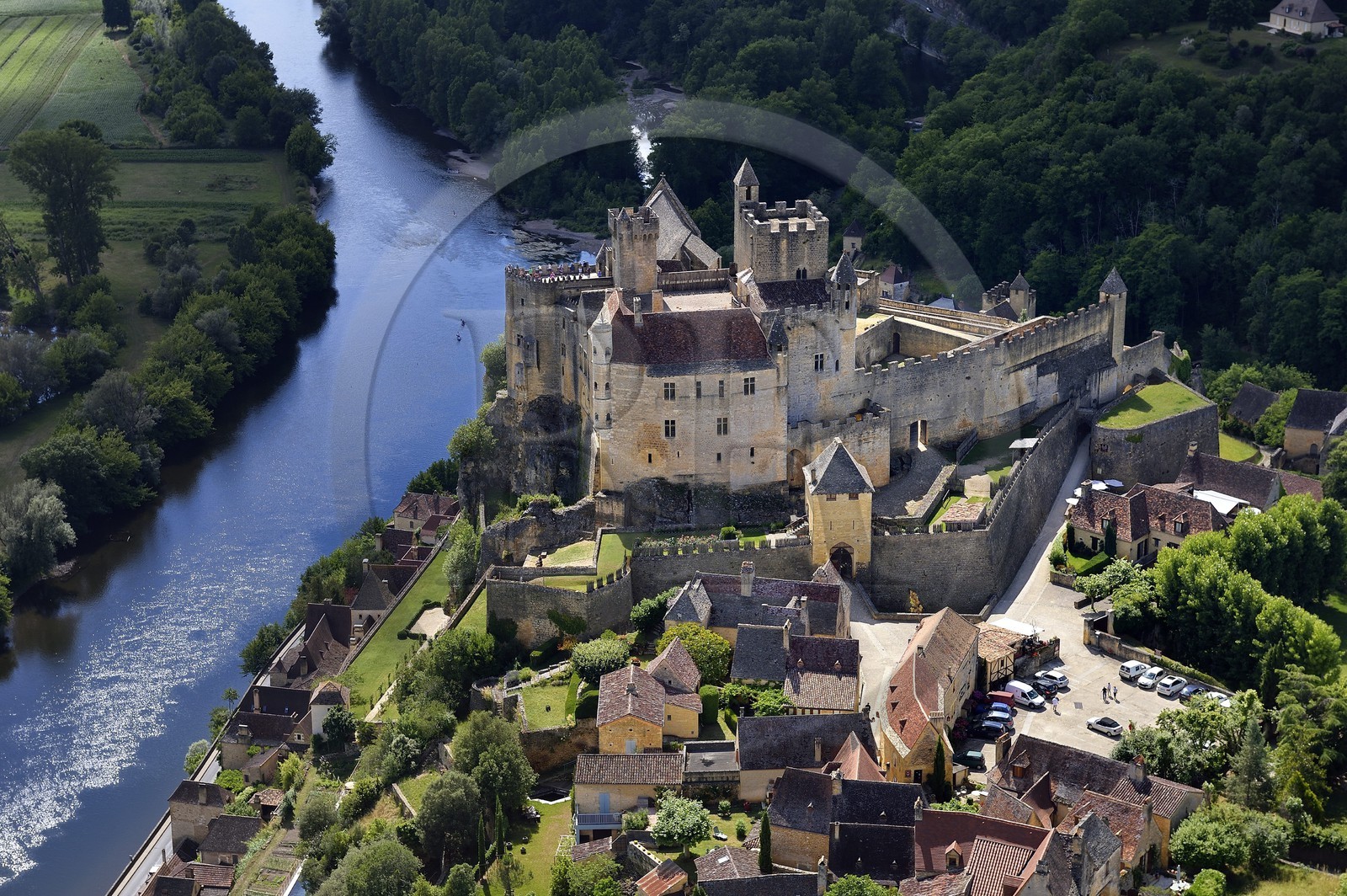 France, Dordogne (24), Périgord Noir, vallée de la Dordogne, Beynac-et-Cazenac, labellisé Les Plus Beaux Villages de France, château sur un éperon rocheux au dessus de la rivière Dordogne (vue aérienne)