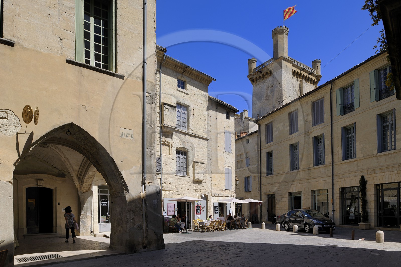 France, Gard (30), Uzès, classée ville d'art et d'histoire, la Tour Bermonde du château Ducal dit le Duché d'Uzès depuis la place Dampmartin