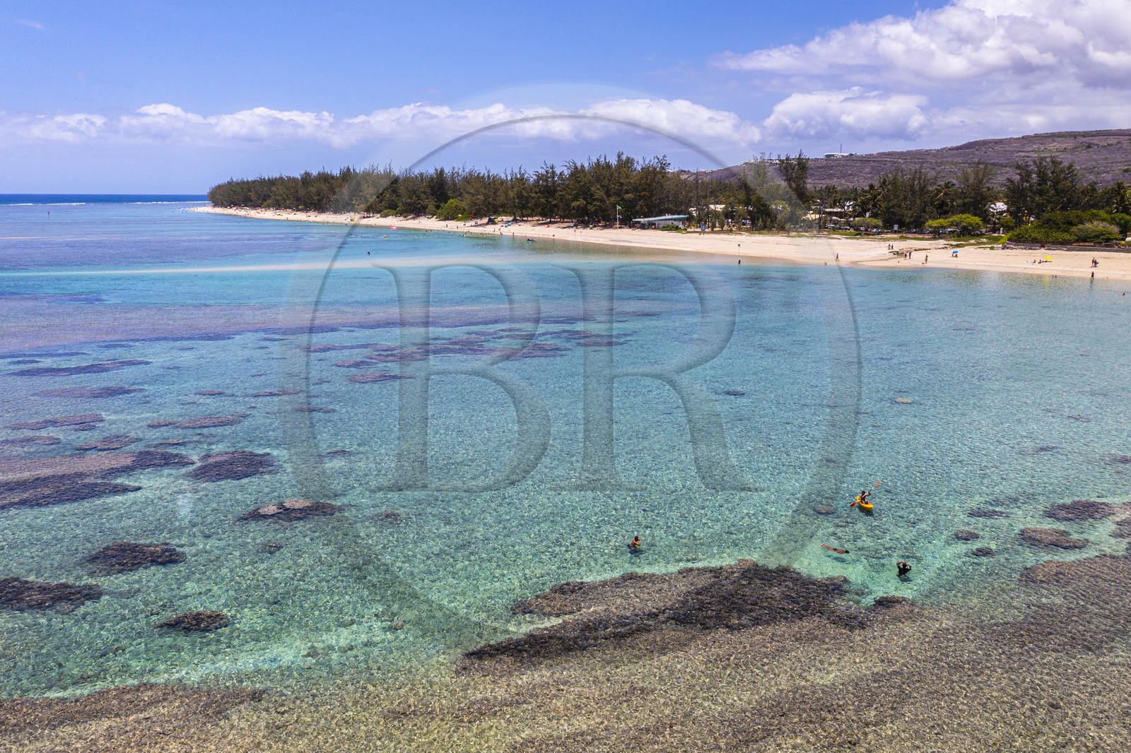 France, île de la Réunion, la Cote Ouest, plage du lagon de Saint-Gilles-Les-Bains à l'Ermitage-les-Bains, bordée par des filaos (vue aérienne)