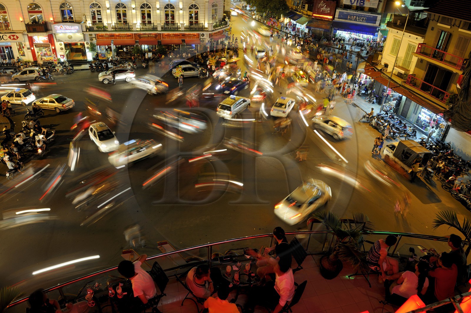 Vietnam, Hanoï, vieille ville, intense circulation sur le rond point au nord du lac Hoan Kiem appelé lac de l'épée restituée depuis le Legends Beer