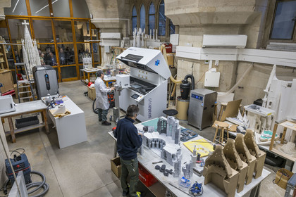 Espagne, Catalogne, Barcelone, quartier de l'Eixample, basilique de la Sagrada Familia de l'architecte du modernisme catalan Antoni Gaudi classée Patrimoine Mondial de l'UNESCO, l'atelier maquettes, Ignasi Badia Nogués reconstitue la maquette fabriquée en 3D (avec la machine en arrière plan) de la facade de l'abside orientée Nord Ouest