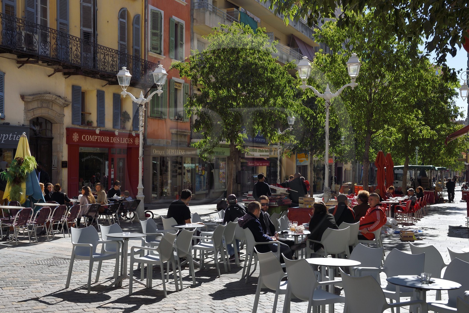 France, Var (83), Toulon, commerces rue Paul Lengrin dans la vieille ville