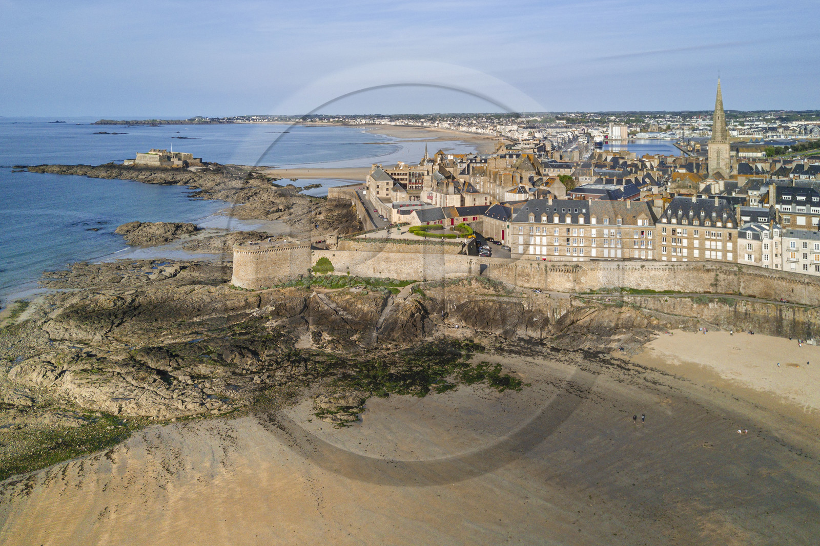 France, Ille-et-Vilaine (35), Côte d'Emeraude, Saint-Malo, la ville fortifiée avec la Tour Bidouane à gauche et la plage du Bon Secours au premier plan (vue aérienne)
