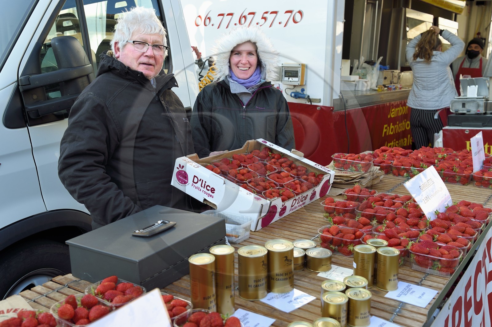 France, Dordogne (24), Périgord Vert, Thiviers, Alain Lavisa et sa fille Audrey vendent leurs fraises Guariguette au marché du samedi matin sur la place Foch