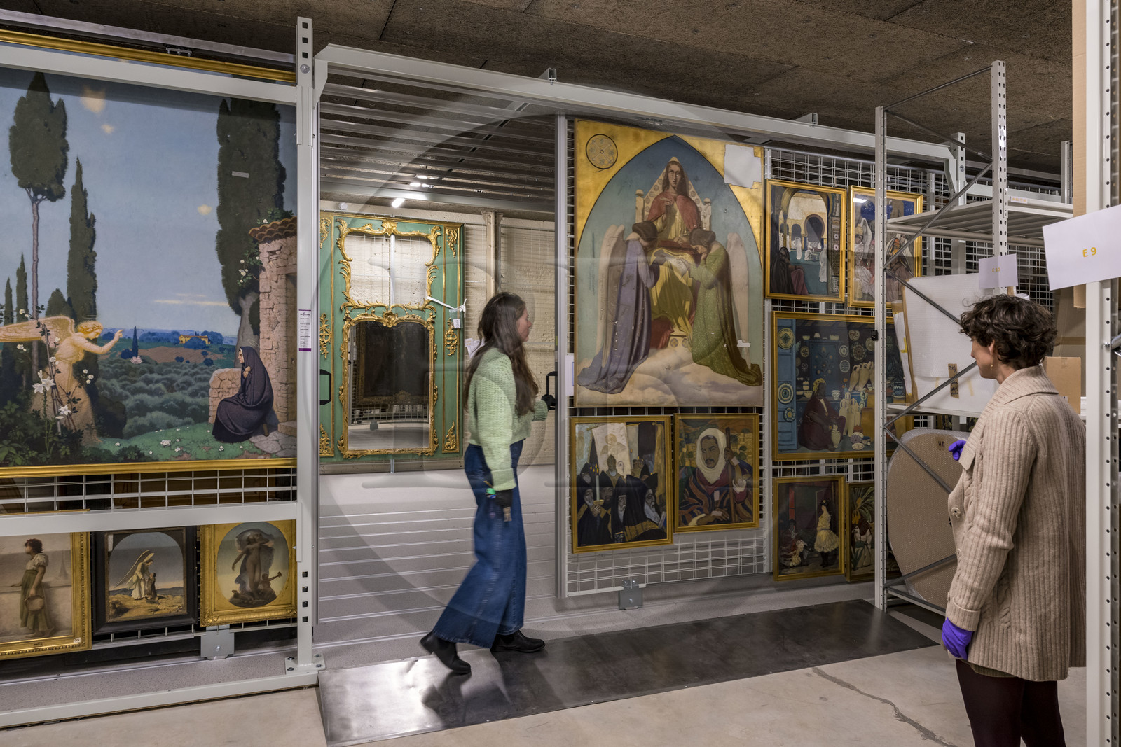 France, Saône-et-Loire (71), Autun, la directrice des musées et du patrimoine Agathe Mathiaut-Legros avec la conservatrice adjointe Axelle Goupy dans les réserves du musée Rolin