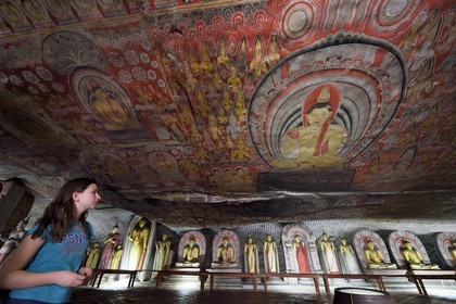 Sri Lanka, province du centre, district de Matale, Dambulla, Temple d'Or, Temple du Rocher Royal aussi appelé Ran Giri (Rocher doré) classé patrimoine mondial de l'UNESCO, la grotte n°2 Maharaja Viharaya est la plus vaste
