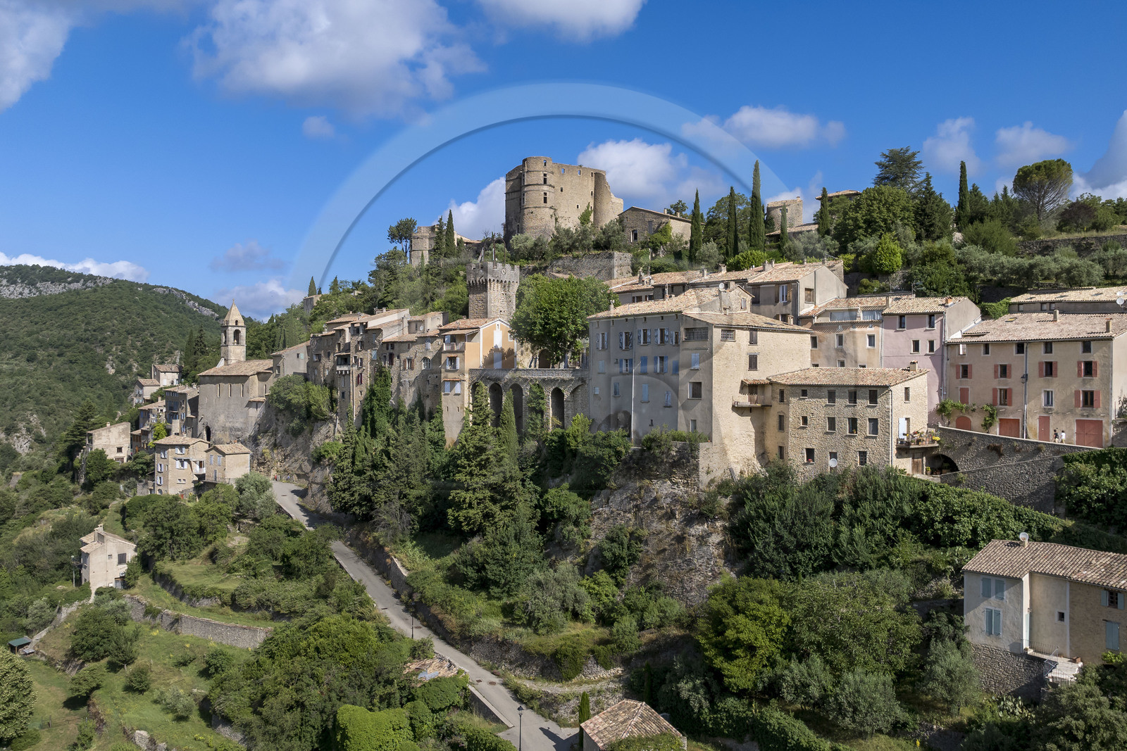 France, Drôme (26), parc naturel régional des Baronnies provençales, Montbrun-les-Bains, labellisé Les Plus Beaux Villages de France, le village et le château Renaissance des Dupuy-Montbrun (vue aérienne)