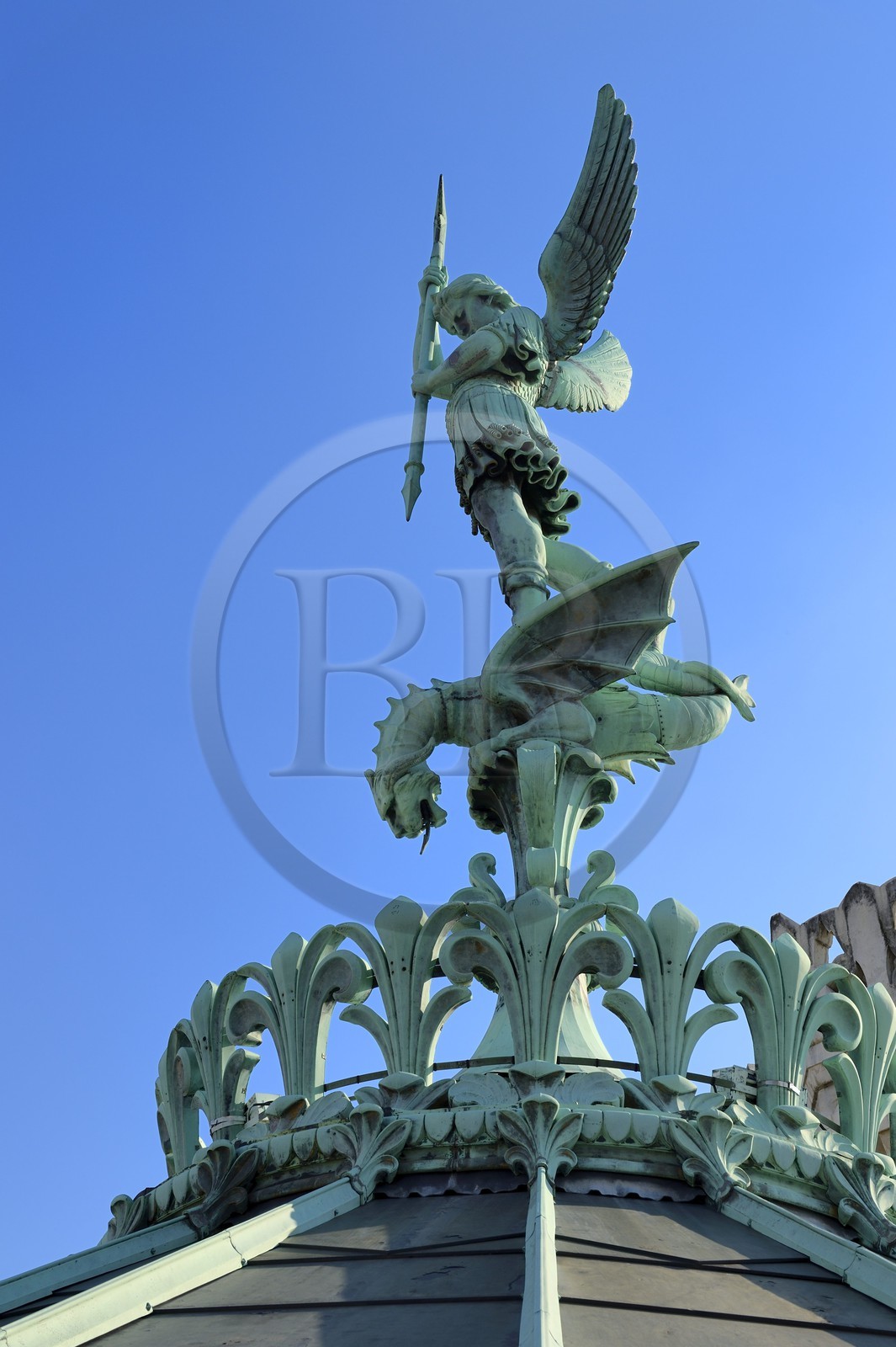 France, Rhône (69), Lyon, site historique classé Patrimoine Mondial de l'UNESCO, , la statue de Saint Michel Archange terrassant le dragon sculptée par Millefaut sur l'abside de la Basilique Notre Dame de Fourvière