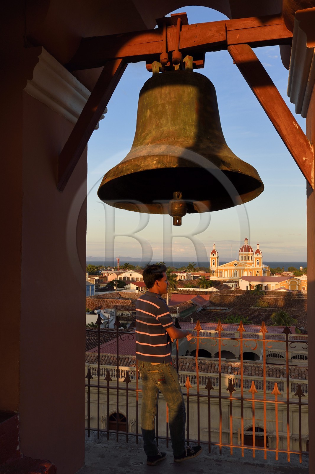 Nicaragua, Granada, parque Central (Parque Colon), la cathédrale et le lac Nicaragua en arrière plan vue depuis la iglesia de La Merced