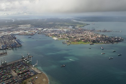 Panama, province de Colon, la ville de colon dans la baie Limon (Bahia Limon) à la sortie du Canal de Panama coté Atlantique en arrière plan à droite, les immenses hangars correspondent à la Zone franche de Colon (vue aérienne)