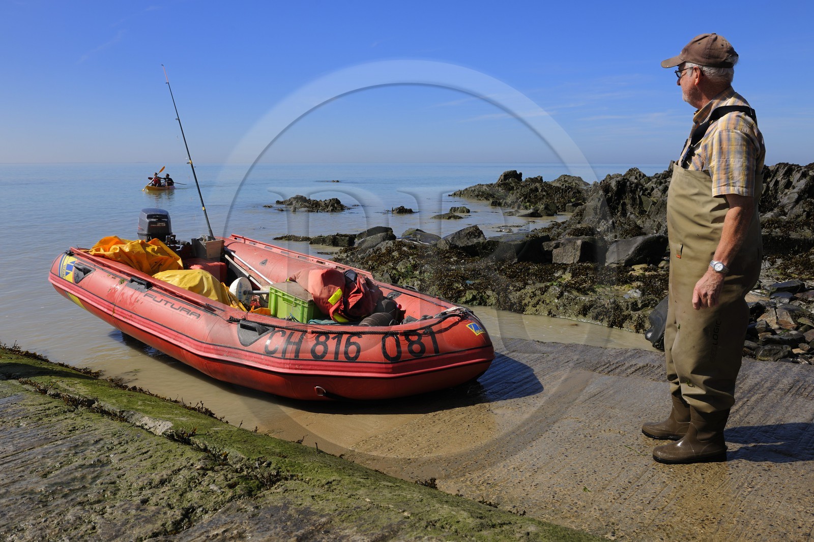France, Manche (50), Baie du Mont-Saint-Michel, pêcheur observant l'arrivée d'un kayak