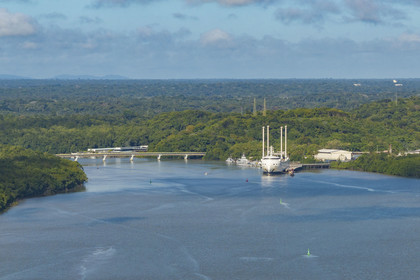 France, Guyane, Kourou, le Canopée à quai au port de Pariacabo sur le fleuve Kourou, cargo à voiles mécaniques spécialisé dans le transport des éléments de la fusée Ariane 6 et développée par l'Agence spatiale européenne (vue aérienne)